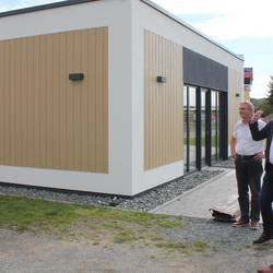 Bürgermeister Marko Bias und der Bauamtsleiter informieren Landrat Christian Herrgott über die Fortschritte am neuen Caravan-Stellplatz im Schleizer Ortsteil Oberböhmsdorf.