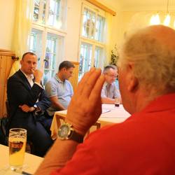 Das erste Bürgergespräch von Landrat vor Ort fand am 5. August 2024 in der Gaststätte "Zu den drei Schwänen" in Schleiz statt.