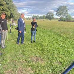 Der Outdoor-Fitnesspark war eine Station, die Landrat Christian Herrgott bei seinem Besuch in Mittelpöllnitz besichtigte.