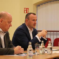 Bürgermeister Michael Modde und Landrat Christian Herrgott beim Bürgergespräch in der Pößnecker Bilke. Interessanterweise kamen in der größten Stadt des Landkreises ähnlich wie in der Kreisstadt Schleiz weniger Besucher zum Bürgergespräch als in deutlich kleineren Orten wie Mittelpöllnitz oder Ruppersdorf.