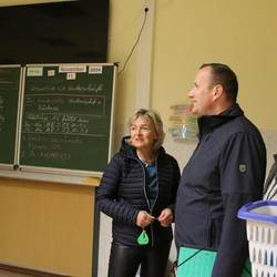 Christian Herrgott besichtigt im Zuge von Landrat vor Ort in Moßbach die örtliche Grundschule.