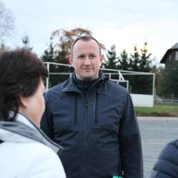 Landrat Christian Herrgott am neu entstehenden Kunstrasenplatz in Moßbach.