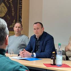 Landrat Christian Herrgott – eingerahmt von Bürgermeister Marcus Pavel und dem 1. Beigeordneten der Stadt, Alexander Dahl – beim Bürgergespräch im Versammlungsraum der Freiwilligen Feuerwehr Ranis.