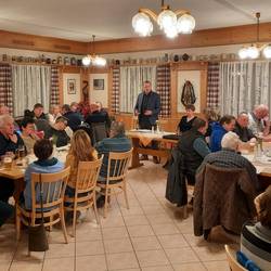 Beim sehr gut besuchten Bürgergespräch im Gasthaus "Zum Plothenteich" spielten Themen, die den Ort direkt betreffen, weniger im Fokus. Stattdessen nutzten Bürgerinnen und Bürger aus verschiedenen Gegenden des Landkreises die Gelegenheit für eine intensive Diskussion zum Thema Windkraft.