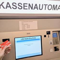 Landkreis erweitert Angebot zum bargeldlosen Zahlungsverkehr © Pressestelle / Landratsamt Saale-Orla-Kreis Kartenzahlung an Kassenautomat jetzt auch mit Kreditkarte möglich
