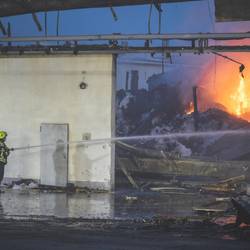 Wegweisender Schritt zur Unterstützung der ehrenamtlichen Einsatzkräfte: Saale-Orla-Kreis plant Feuerwehrtechnisches Zentrum © Luca Thurau Weniger Mühe für die mitunter zeitaufwendige Vor- und Nachbereitung der Einsätze, mehr Fokus auf das Einsatzgeschehen selbst. So lässt sich ein zentraler Punkt zusammenfassen, mit dem die durchweg ehrenamtlichen Feuerwehrleute im Saale-Orla-Kreis von einem Feuerwehrtechnischen Zentrum profitieren sollen. Das Bild zeigt zwei Feuerwehrmänner die aus einem Schlauch einen Brand löschen.