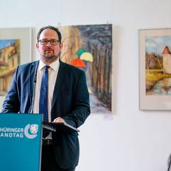 Landtagspräsident Thadäus König eröffnet die 33. Saale-Orla-Schau © Steve Bauerschmidt Landtagspräsident Thadäus König, hier bei der Eröffnung einer Ausstellung der Triptiser Malfreunde im Thüringer Landtag, wird auch die 33. Saale-Orla-Schau in Pößneck eröffnen.