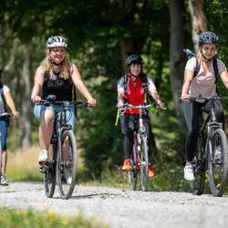 Fahrradkampagne Stadtradeln startet am Freitag zum zweiten Mal im Saale-Orla-Kreis © André Kranert Vier Frauen fahren an einem Waldrand gemeinsam Fahrrad (Symbolfoto).