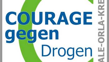 Das Logo des Netzwerks zeigt den Schriftzug Courage gegen Drogen auf einem großen, grünen C sowie einen Hinweis auf den Saale-Orla-Kreis.