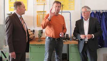 Landräte Heller und Fügmann machen sich für Berufsschulzentrum Hermsdorf-Schleiz-Pößneck stark © Alexander Hebenstreit / Landratsamt Saale-Orla-Kreis Abteilungsleiter Steffen Töpel (Mitte) informierte die Landräte Andreas Heller (links) und Thomas Fügmann über die Gegebenheiten am Berufsschulstandort Schleiz.