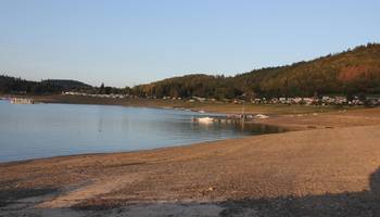 Stausee-Eigentümer Vattenfall warnt vor Gefahren an den Saale-Stauseen © Alexander Hebenstreit / Landratsamt Saale-Orla-Kreis Blick auf den Bleiloch-Stausee bei Saalburg. Der Wasserpegel ist momentan aufgrund von Brückenbauarbeiten deutlich niedriger als üblich.