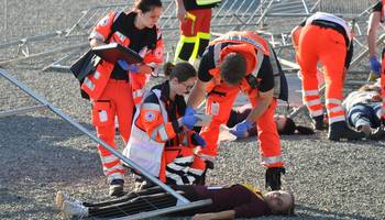 300 Einsatzkräfte üben in Saalburg für den Ernstfall © Alexander Hebenstreit / Landratsamt Saale-Orla-Kreis Insbesondere der Rettungsdienst hatte am Dienstag in Saalburg jede Menge zu tun. Rund um die fiktive, eingestürzte Treppe galt es 50, teils eingeklemmte Verletzte zu bergen, zu versorgen und teils weiterzuverlegen.