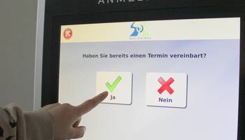 Landratsamt führt zum 11. Dezember Terminsystem für Führerscheinstelle und weitere Bereiche ein © Alexander Hebenstreit / Landratsamt Saale-Orla-Kreis Am Tag des Behördengangs kann man sich im Eingangsbereich des Landratsamtes innerhalb weniger Sekunden für den gebuchten Termin anmelden.