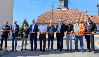 Um- und ausgebaute Ortsdurchfahrt von Gertewitz für den Verkehr freigegeben © Julia Weiß / Landratsamt Saale-Orla-Kreis Mit dem symbolischen Durchschneiden des Bandes wurde die grundhaft um- und ausgebaute Ortsdurchfahrt von Gertewitz nach rund siebenmonatiger Bauzeit für den Verkehr freigegeben.