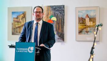 Landtagspräsident Thadäus König eröffnet die 33. Saale-Orla-Schau © Steve Bauerschmidt Landtagspräsident Thadäus König, hier bei der Eröffnung einer Ausstellung der Triptiser Malfreunde im Thüringer Landtag, wird auch die 33. Saale-Orla-Schau in Pößneck eröffnen.