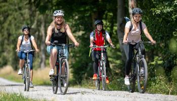 Fahrradkampagne Stadtradeln startet am Freitag zum zweiten Mal im Saale-Orla-Kreis © André Kranert Vier Frauen fahren an einem Waldrand gemeinsam Fahrrad (Symbolfoto).