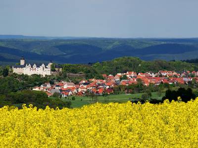 Die VG Ranis-Ziegenrück mit ihren zwei Städten und elf Mitgliedsgemeinden samt zugehöriger Orte liegt zwischen der Orlasenke und dem Thüringer Schiefergebirge. Die ländlich geprägten Orte laden mit ihrer reizvollen Naturkulissen, Seen und dem Saaleufer zum Verweilen und Entspannen ein. Ebenso lässt sich die Geschichte erfahren und mit der über 1000 Jahre alten Burg Ranis auch erleben. Der Verwaltungssitz befindet sich in der Burgstadt Ranis sowie den Außenstellen in Krölpa und Ziegenrück.