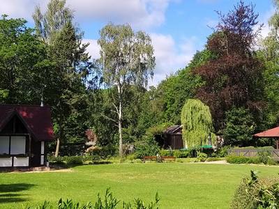 Die Stadt Gefell mit ihren angrenzenden Ortsteilen gehört zur reizvollen Region des Thüringer Vogtlandes. Die waldreiche Gegend um Gefell bietet viele Möglichkeiten zum Wandern und Radfahren. Das Stadtbild prägt, neben dem Brunnen und der denkmalgeschützten Eiche auf dem Marktplatz, auch die Kirche „Unserer lieben Frauen“. Ein idyllisch gelegenes Freibad und der Stadtpark, der sich in den letzten Jahren zu einem besonderen Kleinod entwickelt hat, laden zur Entspannung und Erholung ein.