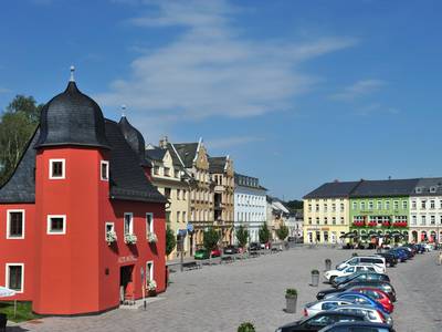 Im Schnittpunkt zwischen Thüringer Meer und Vogtland gelegen, ist Schleiz durch die Autobahn A9 verkehrsgünstig zu erreichen. Als Kreisstadt ist Schleiz ein bedeutsamer Wirtschafts- und Behördenstandort zugleich. Bekannt ist die Stadt vor allem für das Schleizer Dreieck, die älteste Naturrennstrecke Deutschlands. Weitere Attraktionen sind die Bergkirche mit Fürstengruft, das Museum Schloss Burgk, der Saaleturm, das Freibad Wisenta-Perle, die Wisentahalle und der Oberland-Radweg.