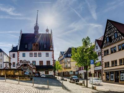 Vom prächtigen Pößnecker Rathaus aus, das zu den schönsten spätgotischen Bauten in ganz Thüringen zählt, lässt sich allerhand entdecken in der größten Stadt des Saale-Orla-Kreises: Industriekultur und Fabrikantenvillen, schräger Marktplatz und Kletterwald, der Pößnecker Pferdehimmel im preisgekrönten Museum642, aber auch gut aufgestellte mittelständische Unternehmen und nicht zuletzt die umliegende Zechsteinriff-Landschaft, die europaweit ihresgleichen sucht.