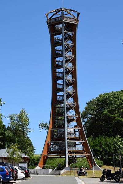 Der hölzerne Saaleturm im Schleizer Ortsteil Burgk ist der jüngste Aussichtsturm der Region. Er wurde 2011 seiner Bestimmung übergeben. Aus einer Höhe von 43 Metern – man erreicht sie nach 192 Stufen – kann man in die herrliche Saale-Gegend und auf Schloss Burgk blicken. Die maximale Sichtweite auf der obersten Plattform beträgt 32 Kilometer. Zwei weitere Plattformen gibt es in 4,50 und 7,50 Metern Höhe. Direkt am Turm gibt es einen Imbiss und Toiletten sowie Parkflächen für 130 Fahrzeuge.