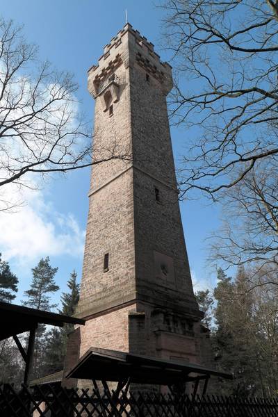 Er überragt die Wipfel der Bäume: der 32,65 Meter hohe Bismarckturm bei Neustadt an der Orla. Unmittelbar am Turm führt ein mittelalterlicher Höhenweg, die Hohe Straße, vorüber. Durch sie waren die Messestädte Leipzig und Augsburg miteinander verbunden. Ein bautechnisches Meisterwerk ist die freitragende Wendeltreppe im Inneren des Turmes mit 144 Stufen. Von der höchsten Plattform kann man bei guter Sicht weit über das Orlatal, bis zu den Höhen des Thüringer Waldes sehen.