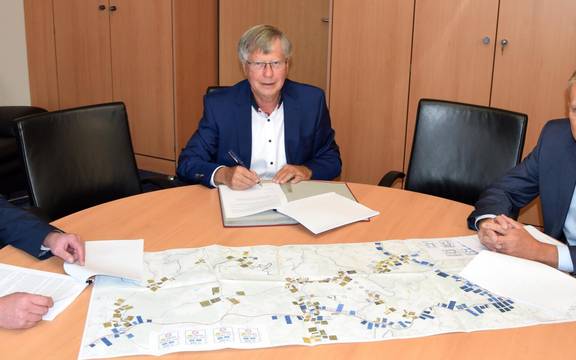 Unterzeichnung Allgemeinverfügung des Landratsamtes zum Schwerlastverkehr auf der B 2 in Gefell © Landratsamt Saale-Orla-Kreis, Pressestelle Unterzeichnung Allgemeinverfügung des Landratsamtes zum Schwerlastverkehr auf der B 2 in Gefell