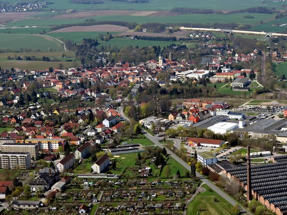 Die Stadt Triptis, die heute rund 4000 Einwohner zählt, wurde 1212 erstmals urkundlich erwähnt. Seither entwickelte sich Triptis kontinuierlich vom ländlichen Ackerbürgerstädtchen zu einer kulturellen und wirtschaftlichen Kleinstadt. Mit dem Bau der Autobahn A9 und der damit verbundenen exzellenten Verkehrsanbindung siedelten sich mehr und mehr größere und kleinere Betriebe an, die im Norden und Osten von Triptis ein pulsierendes Industrie- und Gewerbegebiet bilden.