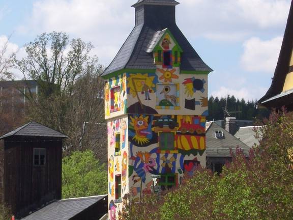 Die Stadt Wurzbach mit ihren14 Ortsteilen liegt im Übergang vom thüringischen in das fränkische Schiefergebirge und wird deshalb als Tor zum Frankenwald bezeichnet. Fichtenwälder umgeben die im Tal liegende Stadt, die sich in einer Höhe von 500 Meter bis 720 Meter über dem Meeresspiegel erstreckt. Die Häuser sind mit Schiefer, dem „blauen Gold“ gedeckt. Über 120 Kilometer ausgeschilderte Wanderwege laden Natur- und Wanderfreunde ein, die reizvolle Mittelgebirgslandschaft zu erkunden.