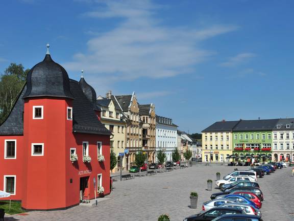 Im Schnittpunkt zwischen Thüringer Meer und Vogtland gelegen, ist Schleiz durch die Autobahn A9 verkehrsgünstig zu erreichen. Als Kreisstadt ist Schleiz ein bedeutsamer Wirtschafts- und Behördenstandort zugleich. Bekannt ist die Stadt vor allem für das Schleizer Dreieck, die älteste Naturrennstrecke Deutschlands. Weitere Attraktionen sind die Bergkirche mit Fürstengruft, das Museum Schloss Burgk, der Saaleturm, das Freibad Wisenta-Perle, die Wisentahalle und der Oberland-Radweg.