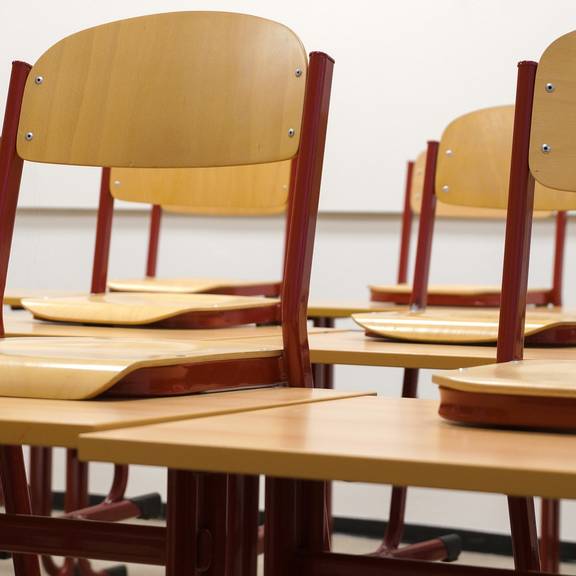 Tische und Stühle in einem Klassenzimmer Tische und Stühle in einem Klassenzimmer
