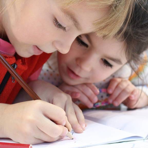 zwei Kinder schreiben zwei Kinder schreiben