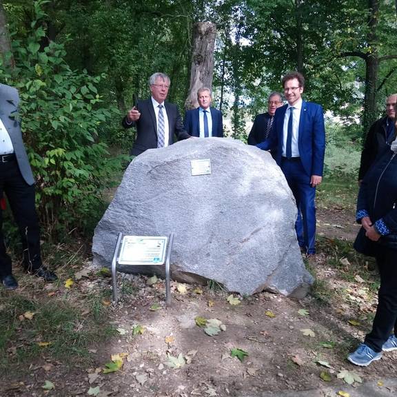 30 Jahre Kreispartnerschaft - Übergabe eines Granit-Steins in Neuburg