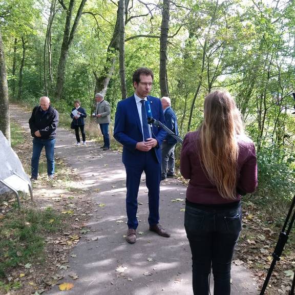 30 Jahre Kreispartnerschaft - Übergabe eines Granit-Steins in Neuburg / Landrat gibt Interview