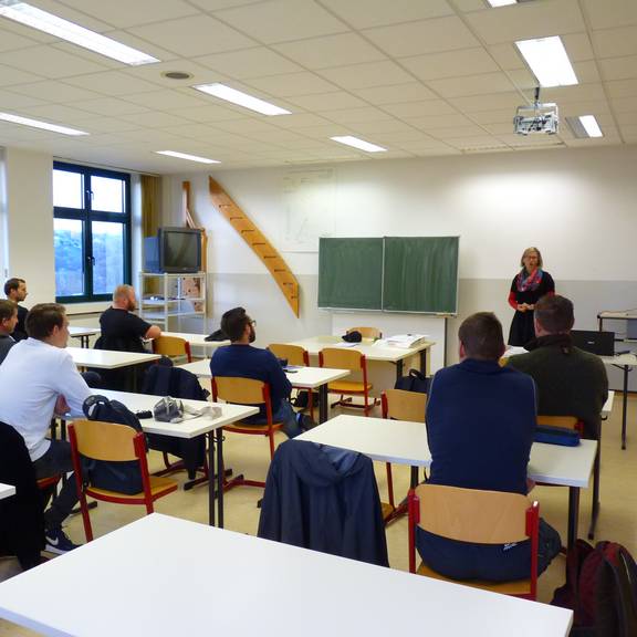 Neuer Kurs für Zimmerermeister im AWZ eröffnet © Maik Fischer Die Leiterin der Volkshochschule eröffnet den neuen Vorbereitungslehrgang zur Handwerksmeisterprüfung für Zimmerer im AWZ Schleiz.