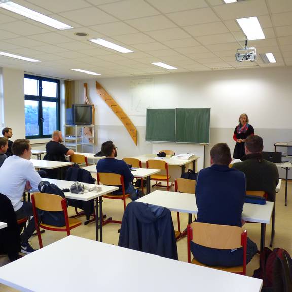 Die Leiterin der Volkshochschule eröffnet den neuen Vorbereitungslehrgang zur Handwerksmeisterprüfung für Zimmerer im AWZ Schleiz.