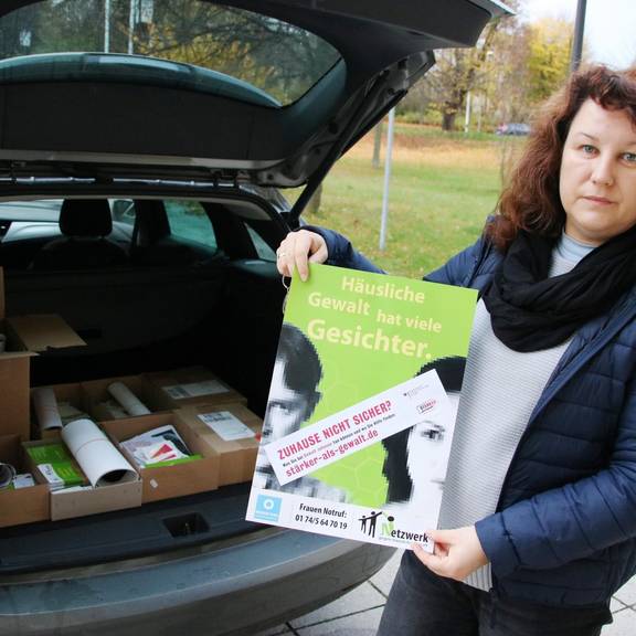 Gleichstellungsbeauftragte Nadine Hofmann präsentiert zur Aktion gegen häusliche Gewalt Plakate und Flyer