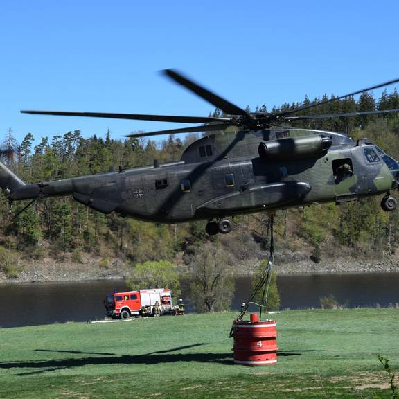 Hubschrauber-Einsatz beim Großbrand am Heinrichstein Ostern 2019 