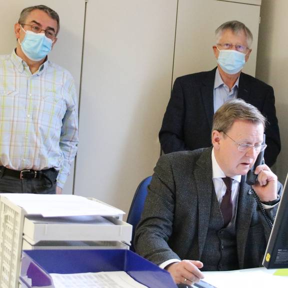 Moralische Unterstützung durch Ministerpräsident Bodo Ramelow © Pressestelle Landratsamt / Alexander Hebenstreit Im Beisein von Amtsarzt Dr. Torsten Bossert (links) und Landrat Thomas Fügmann versuchte sich Ministerpräsident Bodo Ramelow in der Kontaktpersonenermittlung.