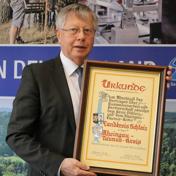 Saale-Orla-Landrat Thomas Fügmann mit der Urkunde zum Abschluss der Partnerschaft zwischen dem ehemaligen Landkreis Schleiz und dem Rheingau-Taunus-Kreis. Mit der Entstehung des Saale-Orla-Kreises 1994 wurde die Partnerschaft erneuert.