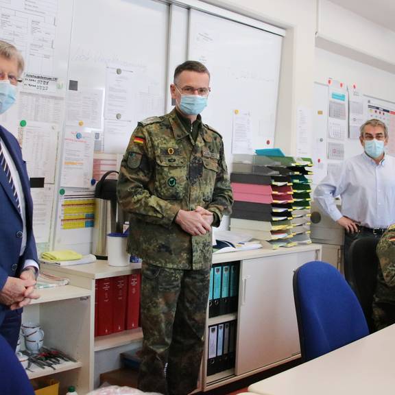 Unterstützung der Bundeswehr weiterhin gefragt © Pressestelle Landratsamt / Alexander Hebenstreit Landrat Thomas Fügmann (links) und Amtsarzt Dr. Torsten Bossert (3. v. l.) schilderten dem Kommandeur des Bundeswehr-Landeskommandos Thüringen, Oberst Georg Oel (3. v. l.), die momentane Pandemielage im Saale-Orla-Kreis. Seit Ende November unterstützen sechs Soldaten das Gesundheitsamt bei der Kontaktnachverfolgung.