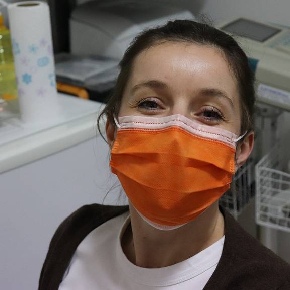 Illustration Thema Corona - Krankenschwester mit Mund-Nasen-Schutz