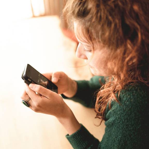 Illustration zur Telefonsprechstunde - Junge Frau mit Mobiltelefon © Pixabay Illustration zur Telefonsprechstunde - Junge Frau mit Mobiltelefon