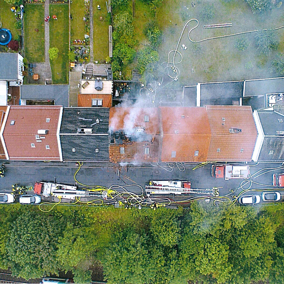 Illustration Thema Feuerwehr-Statistik © Landratsamt Saale-Orla-Kreis, Pressestelle Drohnenaufnahme von einem Großbrand im Juli 2020 in Pößneck