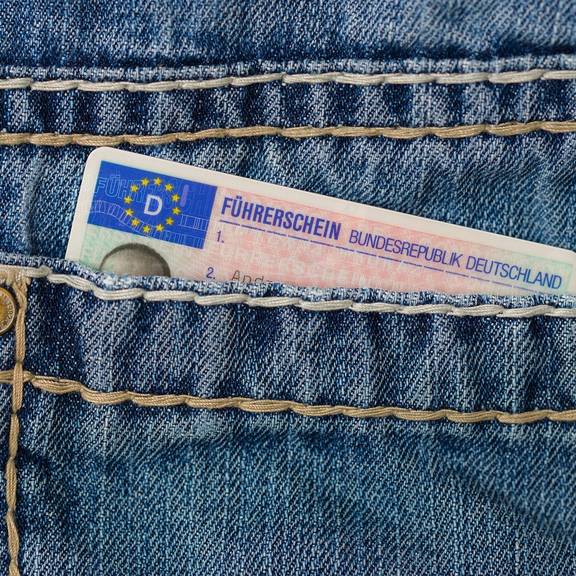 Illustration zum Thema Führerschein © Pixabay Führerschein in Jeans-Hosentasche