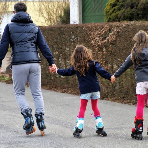 Illustration zum Thema Sportangebote im ländlichen Raum - Jugendlicher und zwei Kinder auf Inlineskates © pasja1000 auf Pixabay Illustration zum Thema Sportangebote im ländlichen Raum - Jugendlicher und zwei Kinder auf Inlineskates