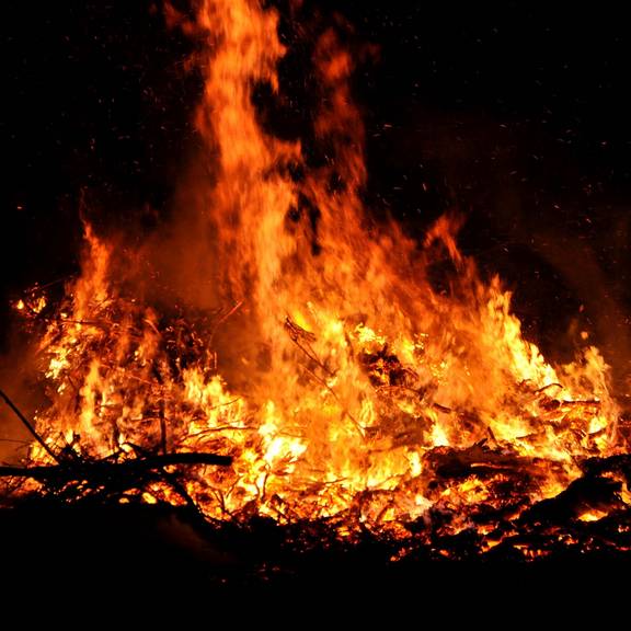 Illustration zum Thema Osterfeuer © Pixabay brennender Holzstapel, Osterfeuer