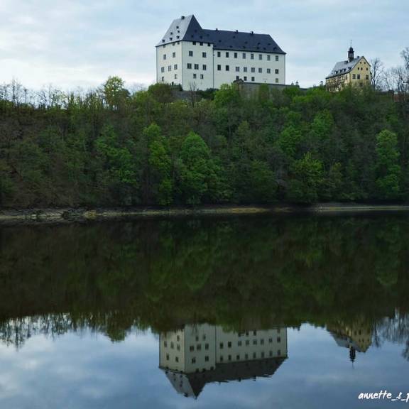 Schloß Burgk mit Wasser-Spiegelung © Annette Kempfert Schloß Burgk mit Wasser-Spiegelung