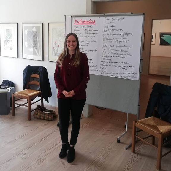 Zwischen TikTok und Tolstoi: Was ist eigentlich Jugendkultur? © Initiative für ein Jugendparlament im SOK Juliane Oelschlegel stellte auf Schloss Burgk als eine der Vertreter*innen der Initiative zur Errichtung des Jugendparlaments Ideen für eine lebendige Jugendkultur vor.