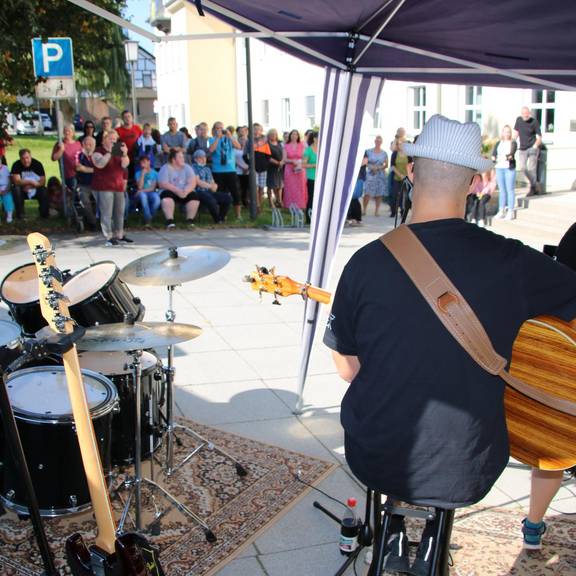 Band spielt vor Publikum